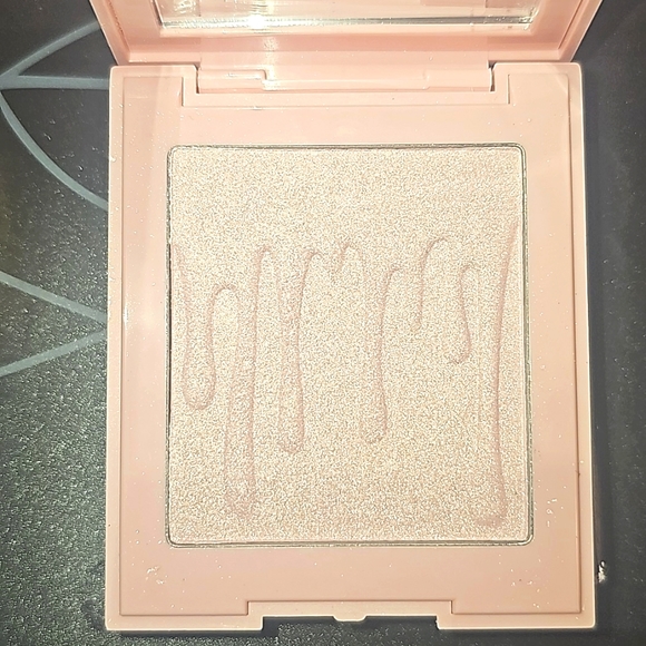 KyLight Pressed Illuminating Highlighting Powder in "Princess Please" - Picture 10 of 12